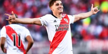 Zyrtare: Julian Alvarez i bashkohet Manchester Cityt