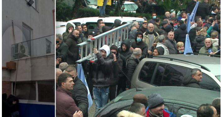 ‘Dështuan’ nga korridoret, protestuesit e Berishës ngjiten në katin e dytë me shkallë dhe litarë