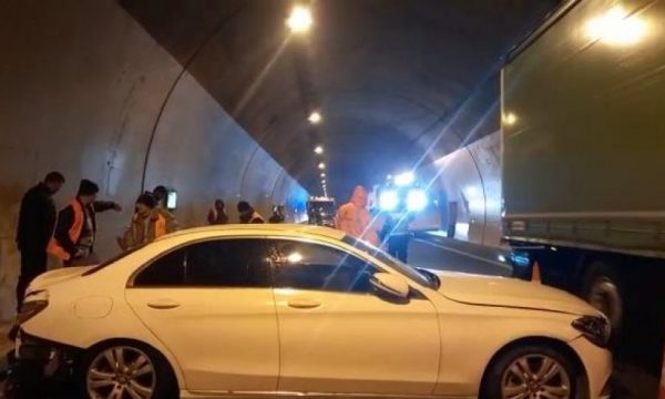 Video e aksidentit me një viktimë në Kalimash, shoferi nga Shqipëria godet nga mbas shoferin nga Kosova