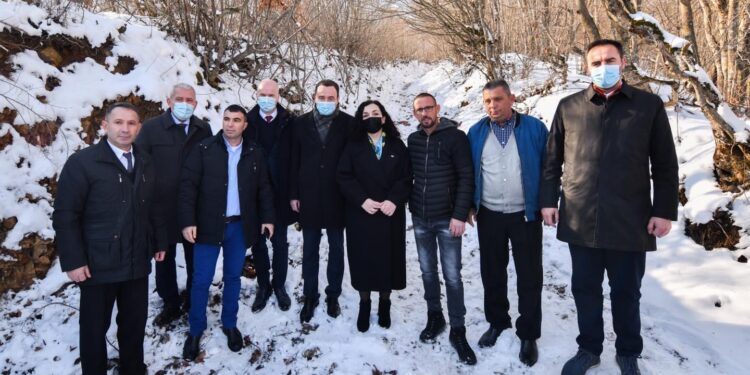 Kurti, Osmani e Konjufca bëjnë homazhe në Reçak