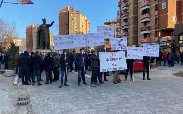 Protestë në veri kundër ndalimit të referendumit serb në Kosovë (Foto)