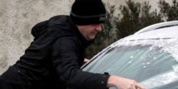 Akull në xhamin e përparmë të veturës, çfarë duhet të bësh? Metoda “magjibërëse”