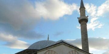 Ndodh edhe kjo në Kosovë: Hoxhallarët bëhen “llom” mes vete, përleshen në xhami