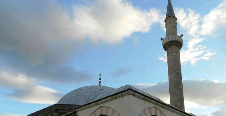 Ndodh edhe kjo në Kosovë: Hoxhallarët bëhen “llom” mes vete, përleshen në xhami