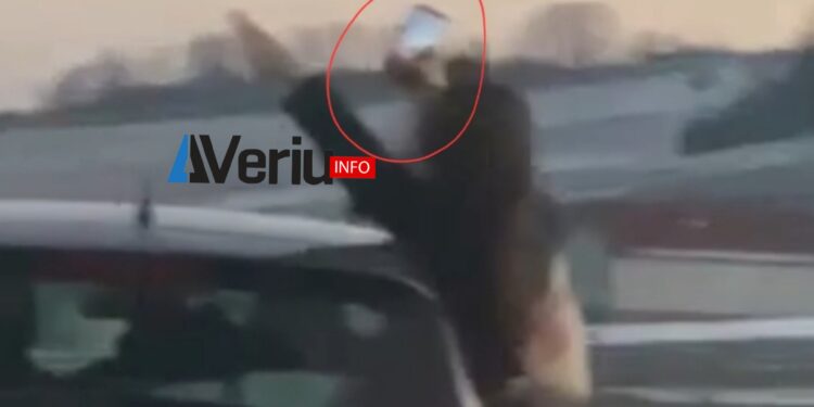 Vajzat vushtrriase rrezikojnë jetën duke bërë ‘selfie’ mbi veturë (Video)