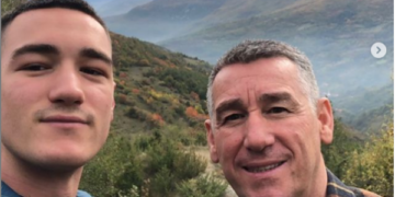 Djali i Kadri Veselit me fjalë prekëse për vdekjen e gjyshes së tij