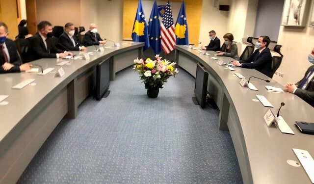 Lajçak dhe Escobar takohen me kryeministrin Kurti në Qeveri