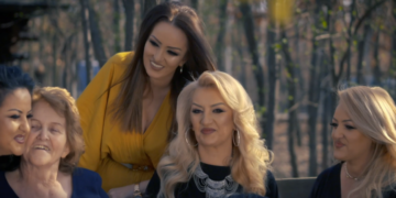 U raportua së vëllai rrahu gruan, një nga motrat Mustafa ofendon gazetaren me fjalor banal: Ta q* bota nanën