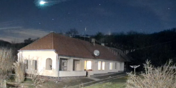 Një top zjarri i gjelbër ndriçoi qiellin në Hungari