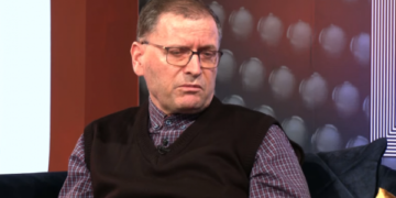 Ky është doktori që ka kryer mbi 500 operime në mal, disa edhe pa narkozë