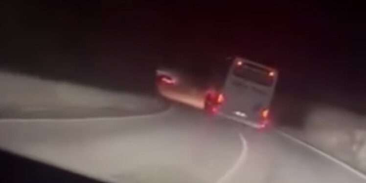 Shoferi i autobusit bën tejkalim të rrezikshëm pasi e kalon kufirin në Merdare
