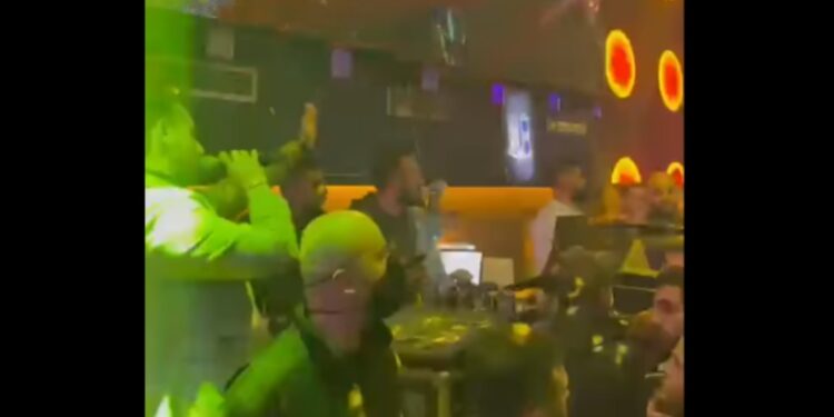 Labi konfrontohet me Policinë në lokalin ku po këndonte, ja çka bëri