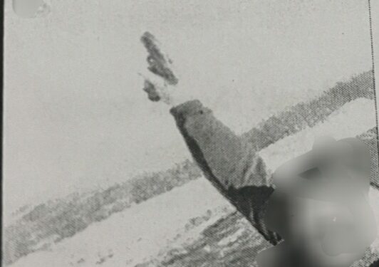 Postoi fotografi në Facebook me armën e shokut, të dytë i arreston policia