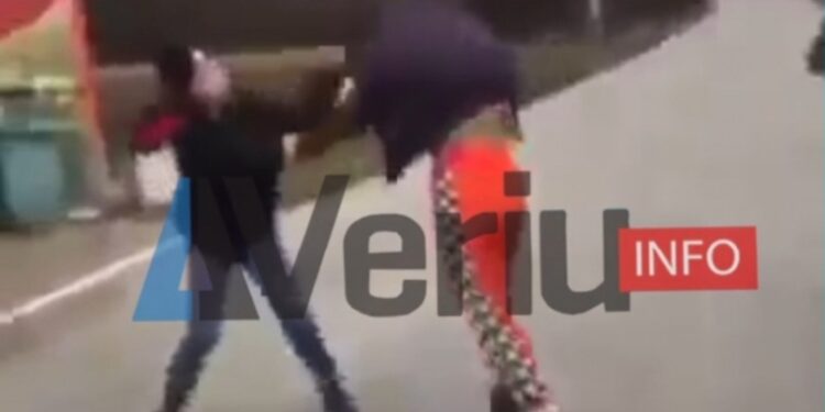 Nxënësja rrahe keq dhe tërhiqet zvarrë në rrugë nga moshatarja e saj (Video)