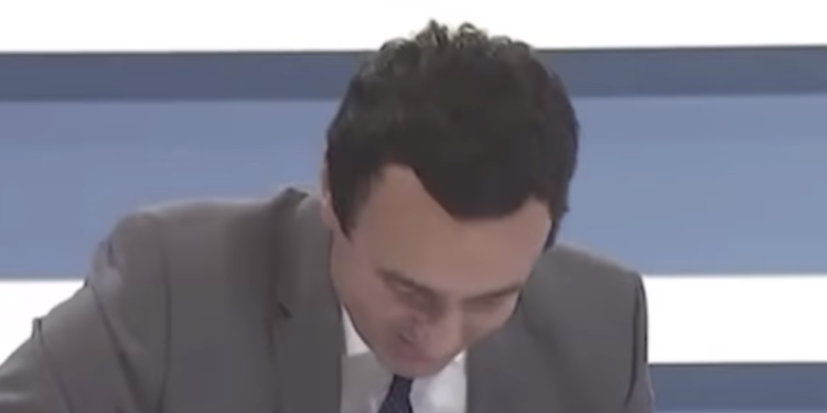 Shpërthen humori: Si reagon Albini kur e sheh veten se çka ka premtuar (Video)