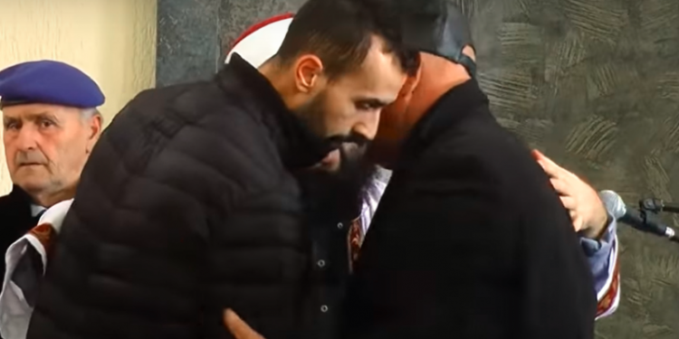 Vdekja e të riut në Mitrovicë: Momenti kur në fund të dhjetorit Ermal Delija e kishte falur familjen që e kishin rrahur deri në koma (Video)