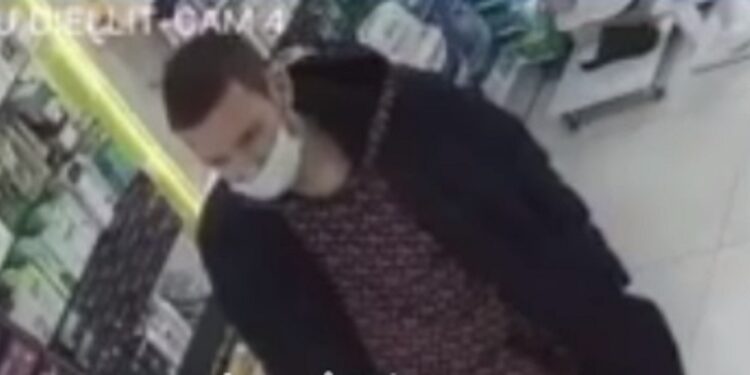 Pa pikë marre, qytetari vjedh në një barnatore në Prishtinë në mesin e shumë personave (Video)