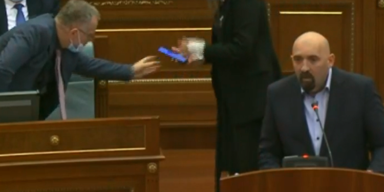 Besnik Bislimi i tregon diçka në telefon Albulena Haxhiut, ajo mbetet ‘e shtangur’ në këmbë