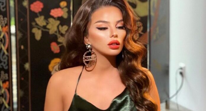 Vildane Zeneli nuk di të ndalet pozon me fustanin e shkurtër dhe këmbët e hapura