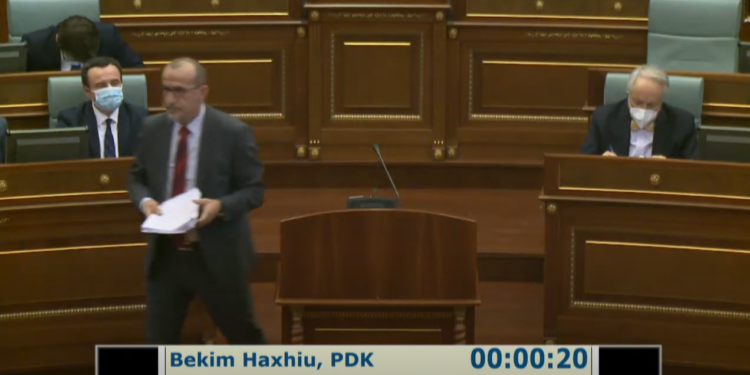 Bekim Haxhiu ia dorëzon Kurtit dokumentin që shkel Kushtetutën