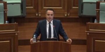 Driton Selmanaj i LDK-së, i vetmi që abstenoi në votimin për rezolutën kundër referendumit të Serbisë