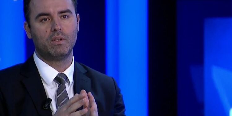 Votuesi i dëshpëruar i VV’së i thotë se do vijnë zgjedhjet, Konjufca ia kthen: Qeveria mund të mos i çojë 4 vjet
