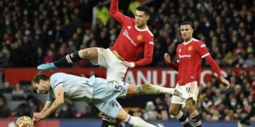 Manchester United fiton në minutat e fundit