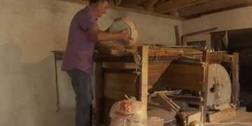 Mulliri i Tabakhanës në Prizren, vendi ku disa njerëz besojnë se mund të shërohen fëmijët memecë! (Video)