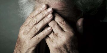E turpshme: Vushtrriasi e rrah nënën e tij, e bën për spital