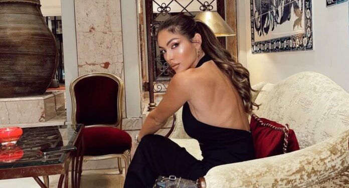 Nora Istrefi edhe dimrin e kthen në verë me lëvizjet joshëse para pasqyrës (VIDEO)