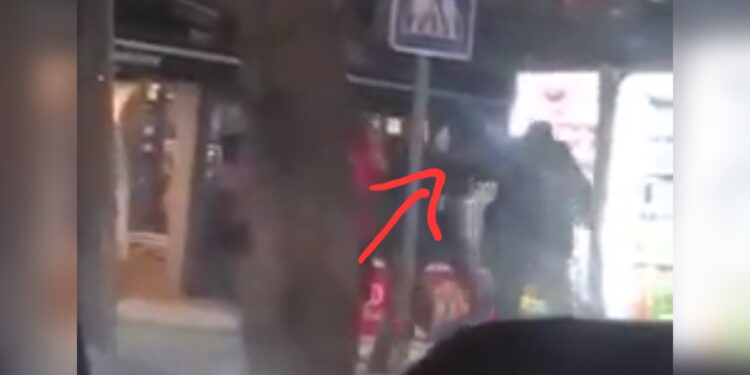 Babai me dy djemtë rrahin fortë me shqelma e grushte borxhliun në Pejë (Video)
