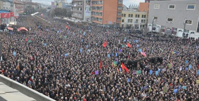 Një nga organizatorët del pozitiv me Covid-19, çfarë do të ndodhë me protestën e nesërme kundër shtrenjtimit të rrymës