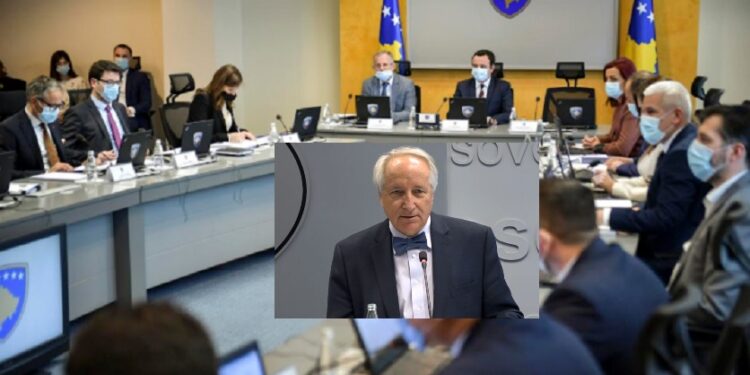 Ministri i Shëndetësisë del kundër qeverisë: Kundërshton mbylljen e shkollave