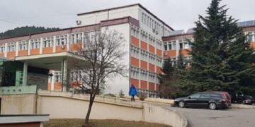 Vajza kosovare nën 16 vjeç bëhet nënë, arrestohet babai i foshnjës