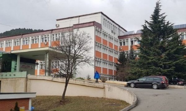 Vajza kosovare nën 16 vjeç bëhet nënë, arrestohet babai i foshnjës