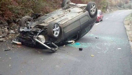 Rrotullohet vetura, një i vdekur dhe dy të lënduar në këtë qytet të Kosovës