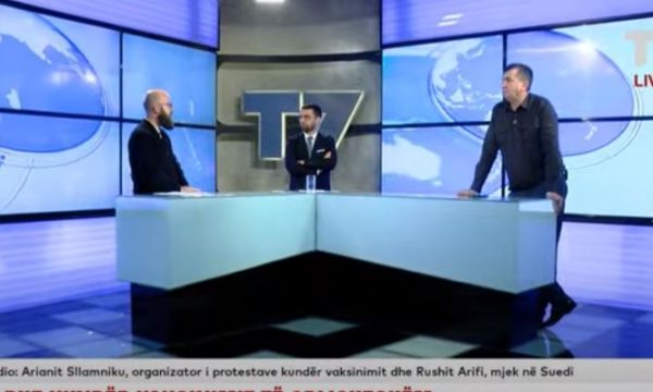 “Po marrin mikroçipa”, qytetari dhe mjeku shqiptar përplasen në lidhje me vaksinimin anti-COVID
