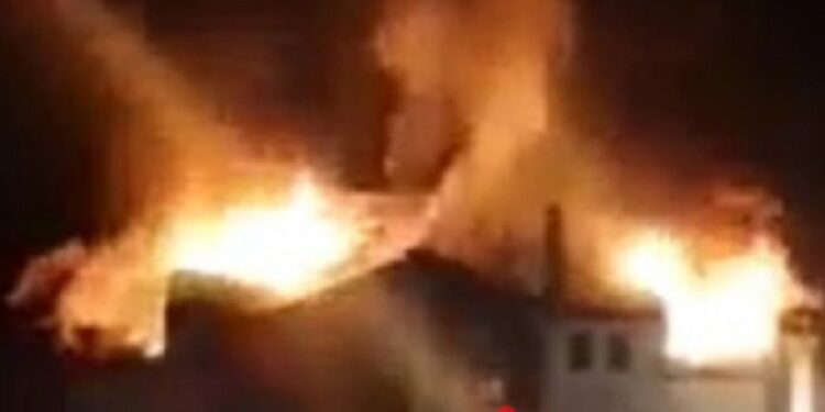 Digjet restoranti Guri i Zi në Klinë (VIDEO)