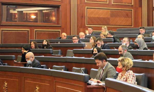 Top 10-shja e deputetëve që morën më së shumti para si kompensim për udhëtim gjatë vitit 2021