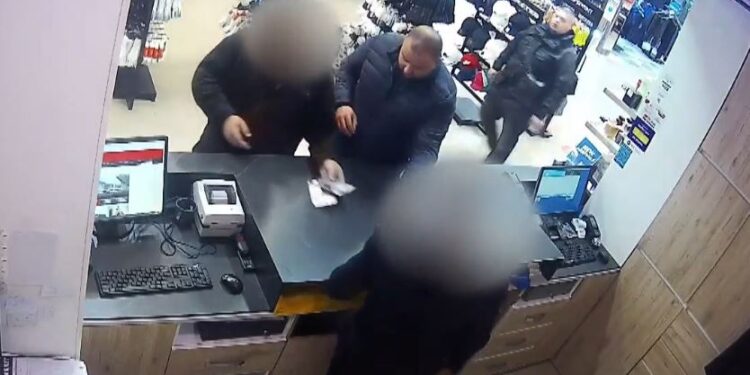 Publikohet video e serbëve që blenë emblemat e UÇK-së në Prishtinë, një nga ta i dyshuar për lidhje me Rusinë