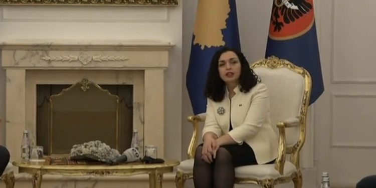 Ky është momenti kur gazetarja nxirret jashtë, pasi Vjosa Osmani bëhet nervoz me pyetjen që ia bën për bashkëshortin e saj