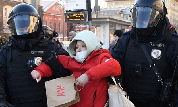 Policia ruse arreston mbi 900 protestues që janë kundër luftës