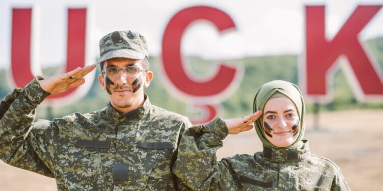 Historia e vajzës nga Kosova që refuzoi fustanin e bardhë, për t’u martuar me uniformën e UÇK-së