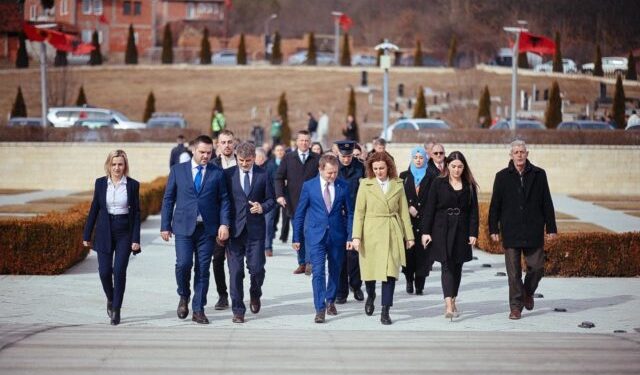 Ferit Idrizi me kabinetin qeverisës bëjnë homazhe për nder të 14 vjetorit të Pavarsisë së Kosovës