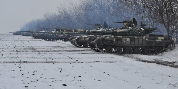 Tanket e Rusisë hyjnë në Ukrainë përmes kufirit me Bjellorusinë(Video)