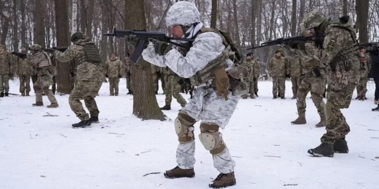 Shumë kosovarë të interesuar për të luftuar në Ukrainë, i shkruajnë ambasadës