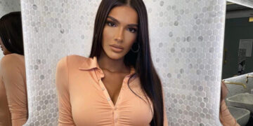 Si dy pika uji, Njihuni me motrën superseksi të Arbenites! (FOTO)