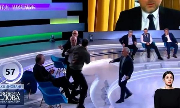 Gazetari ukrainas e politikani pro-rus përleshen me grushta gjatë një emisioni live (Video)