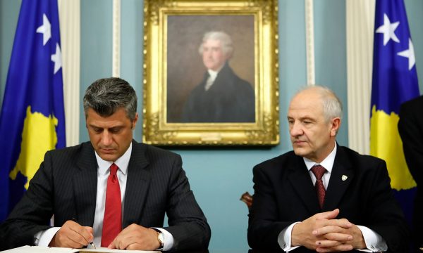 Kurti e Osmani i “fshijnë” shpallësit e pavarësisë Thaçin e Sejdiun, këtë të fundit e injorojnë gjatë fjalimeve në shesh