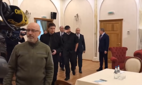 Futja e delegacioneve në dhomën e takimin, shikoni ecjen e ministrit ukrainas të Mbrojtjes